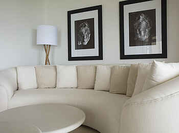 LUX Belle Mare: Gemütliches Sofa in der Ocean Suite LUX Belle Mare: Gemütliches Sofa in der Ocean Suite