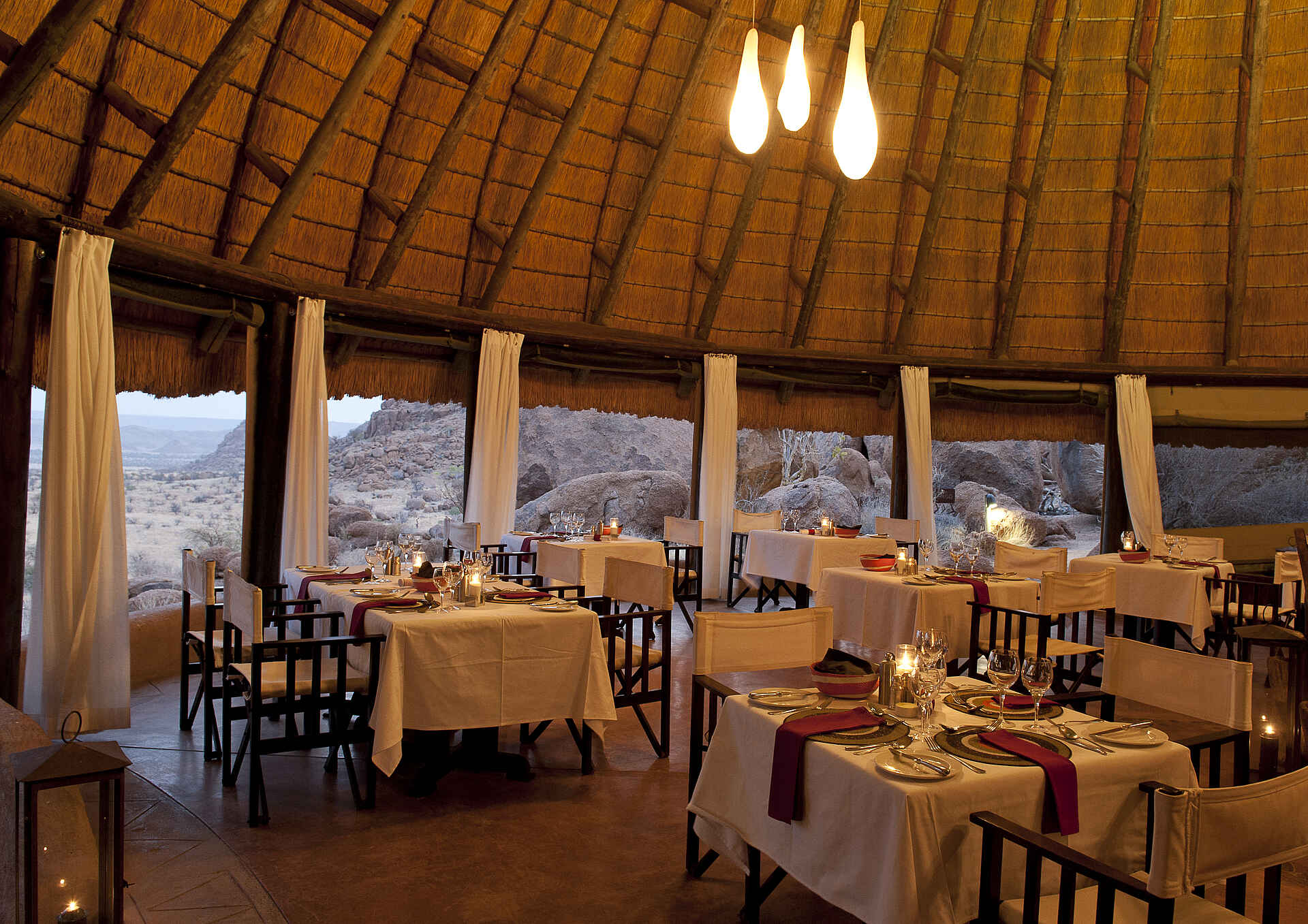 Damaraland, Felsen, Granitkuppen, Mowani Collection, Mowani Mountain Camp, Rondavel, Rundhütten, Twyfelfontein, Abendessen, Dinner, Restaurant, afrikarma, afrikarma Safaris, afrikarma.de