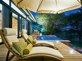 Otjimbondona Kalahari Lodge: Die Terrasse mit Pool in der Villa Kudu