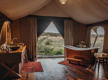 The Sambuk Suite at Mara Nyika Camp: Badezimmer mit freistehender Badewanne The Sambuk Suite at Mara Nyika Camp: Badezimmer mit freistehender Badewanne