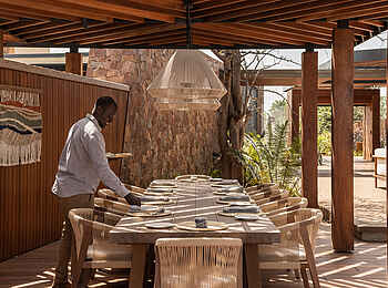 Singita Milele: Dinner auf der Terrasse