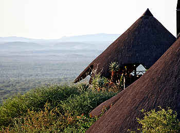 Vingerklip Lodge: Blick auf das Tal und die Reetdächer der Lodge
