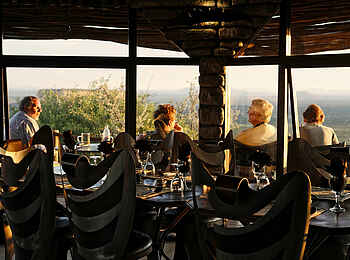 Vingerklip Lodge: Die Sonnenterrasse des Eagle's Nest Restaurant aus dem Inneren
