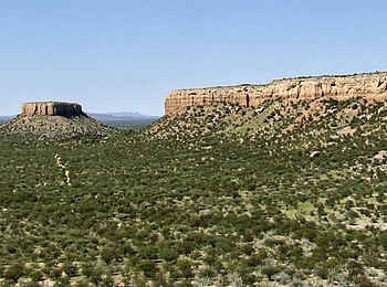 Vingerklip Lodge: Panoramablick auf das Tal, die Tafelberge und den Horizont