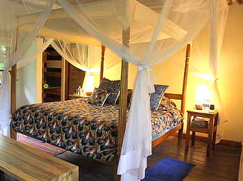 Volcanoes Bwindi Lodge: Doppelbett mit Moskitonetz