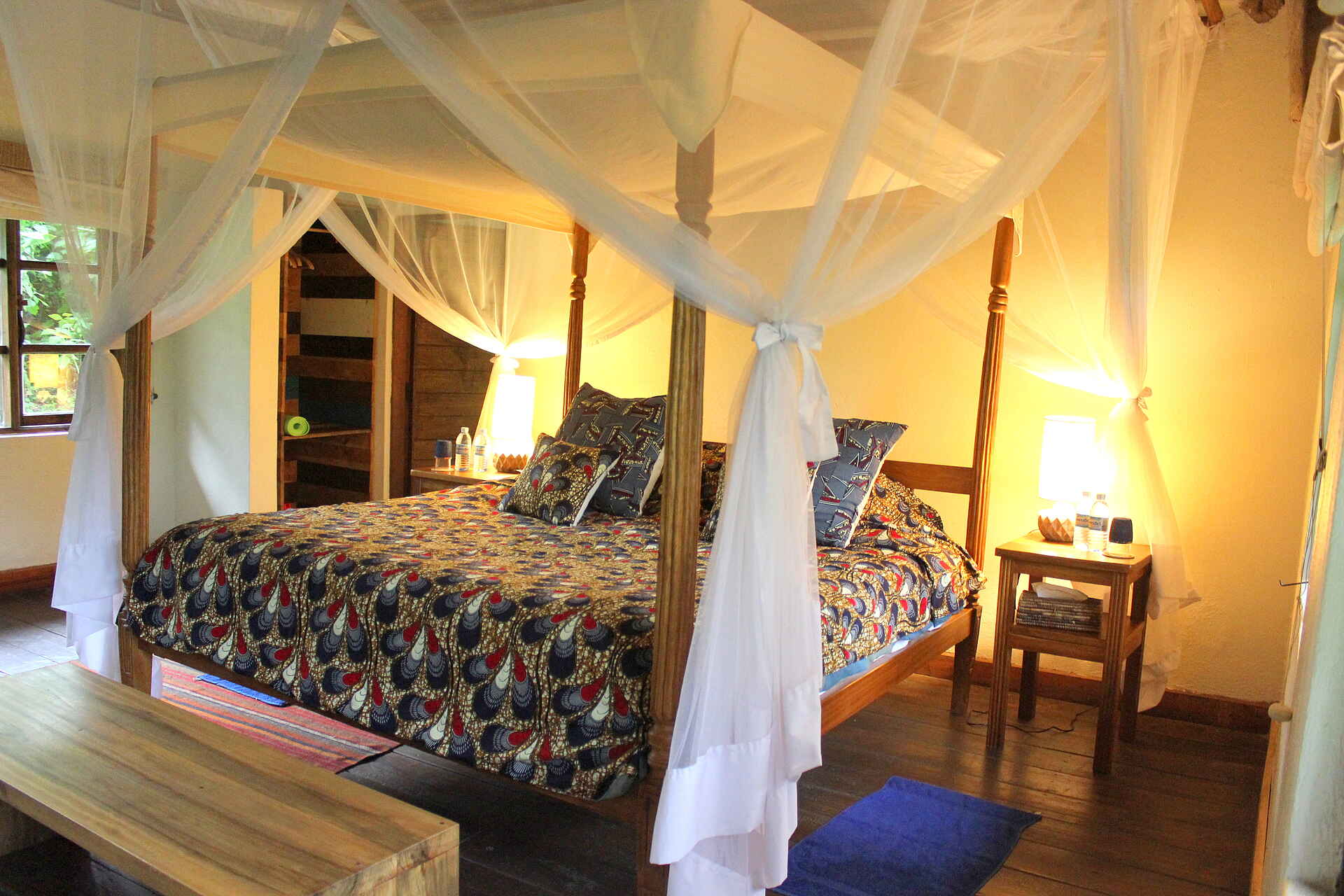 Volcanoes Bwindi Lodge: Doppelbett mit Moskitonetz