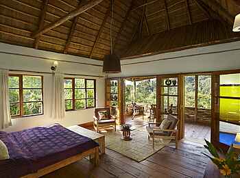 Volcanoes Bwindi Lodge: Schlafzimmer mit Wohnbereich und angrenzender Terrasse