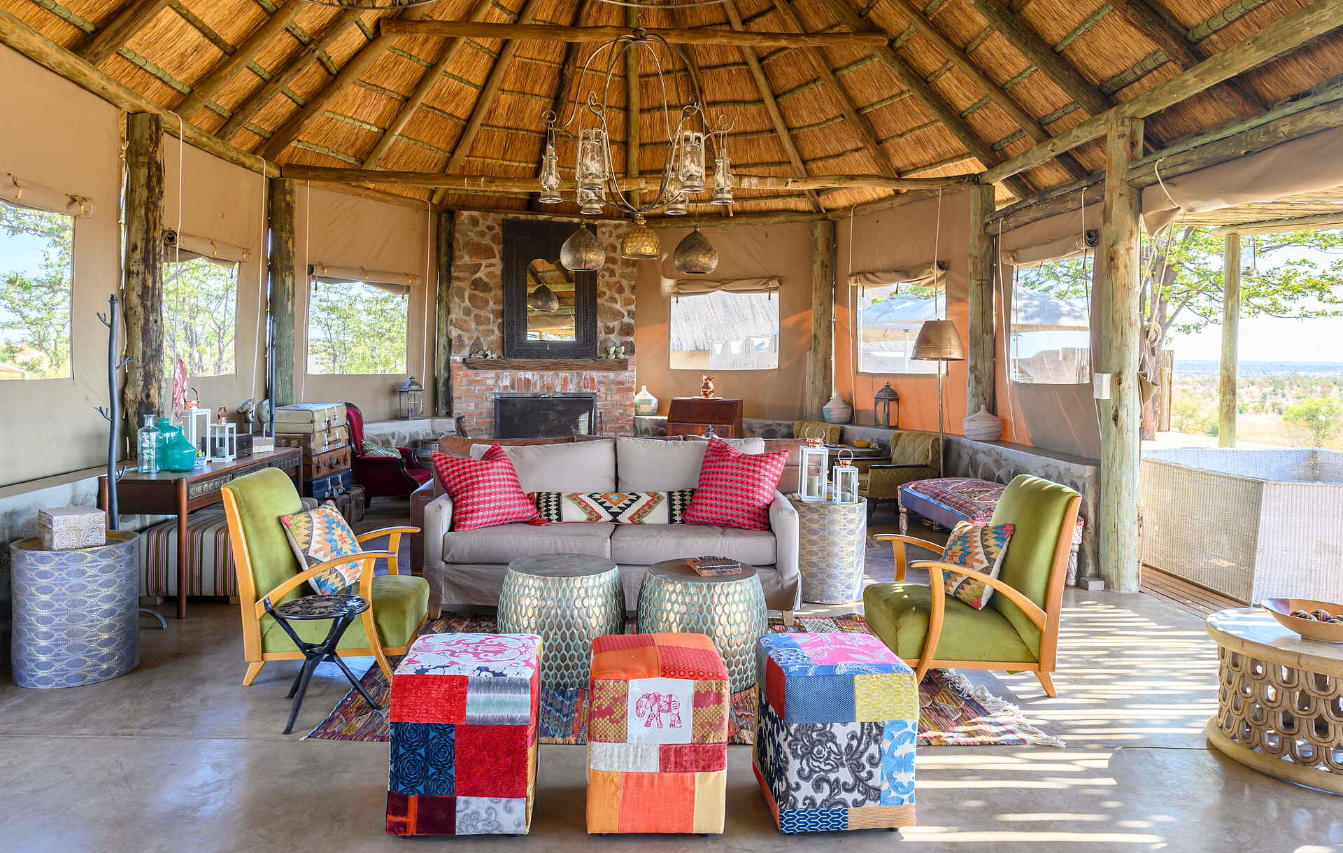 Deka Camp: Lounge mit Sitzgruppen Afrikarma, Afrikarma Safaris, Afrikarma Safaris. Wildnis. Hautnah., Afrikarma.de, Deka Camp, Hwange National Park, Machaba Safaris, Hauptgebäude, Lounge, Sofa
