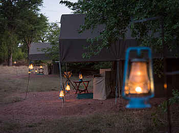 Hwange Bush Camp: Laternen vor den Zelten