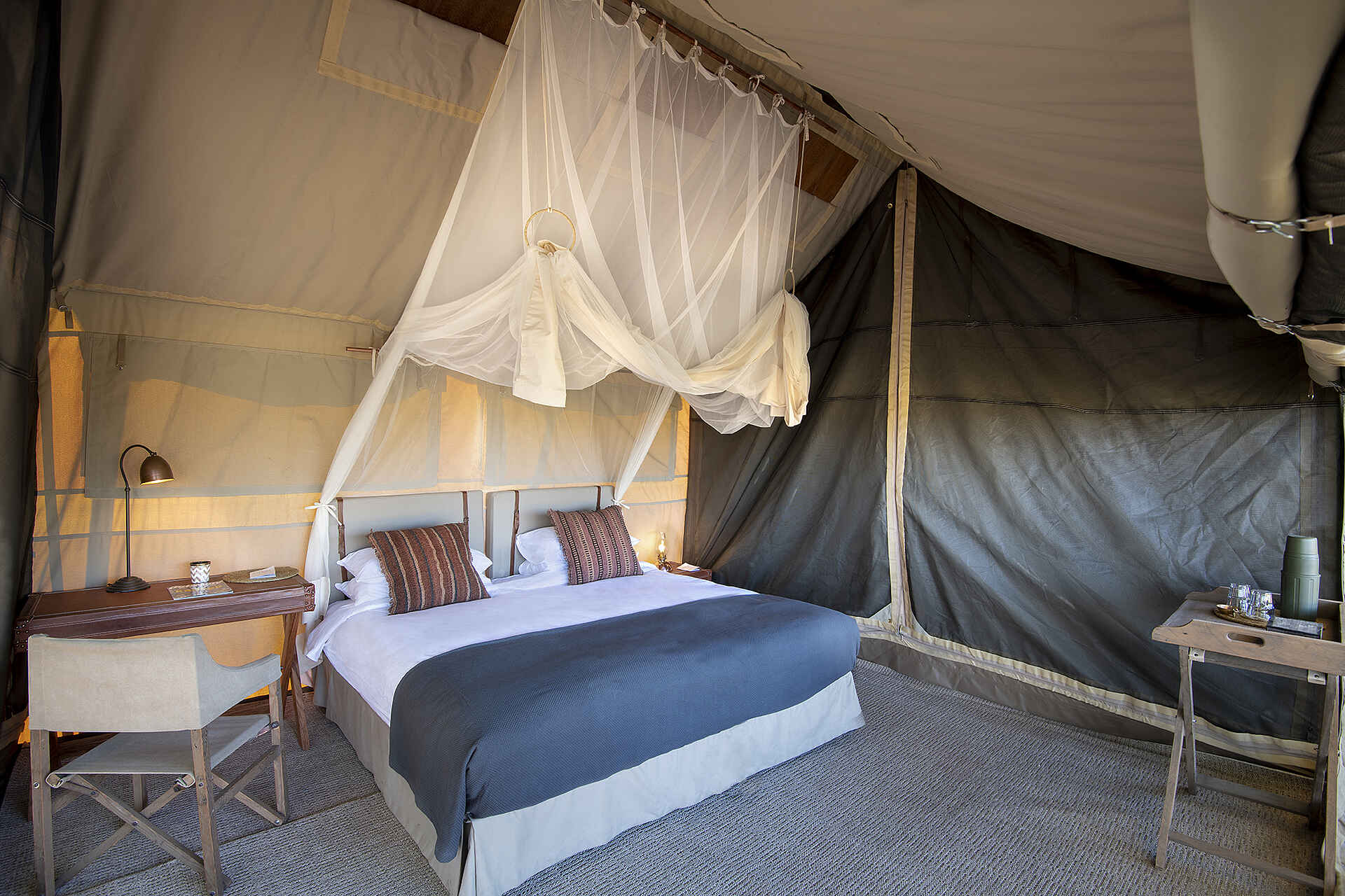 African Bush Camps, Chobe Enclave, Glambing, Linyanti Expeditions, Linyanti Sümpfe, Doppelbett, Gästezelt, Moskitonetz, Afrikarma, Afrikarma Safaris, Afrikarma Safaris. Wildnis. Hautnah., Afrikarma.de