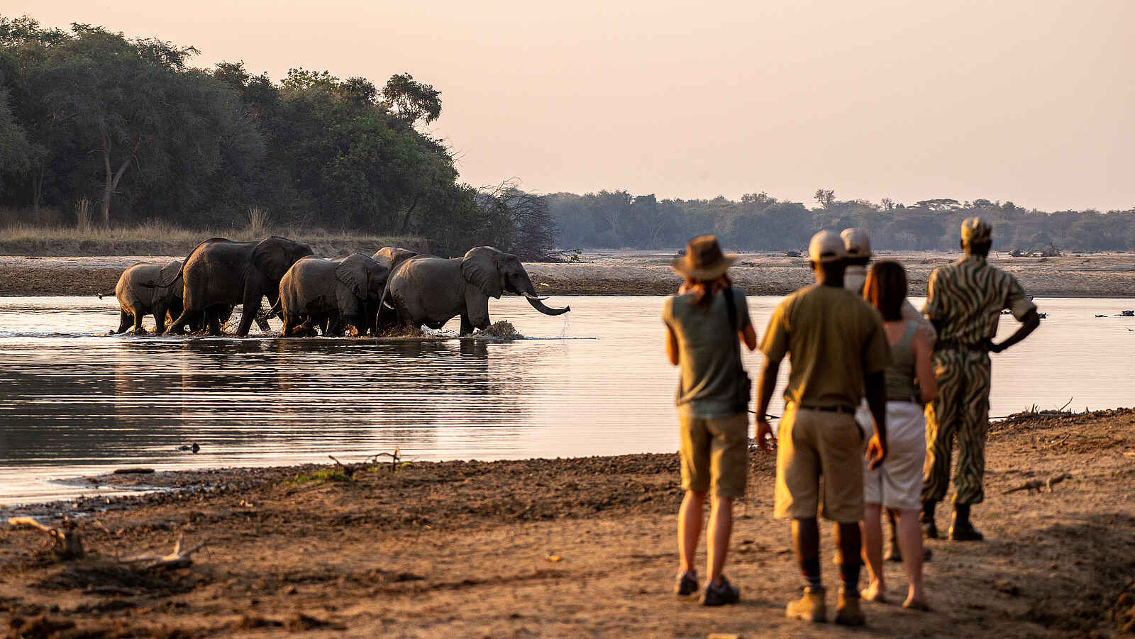 Takwela Camp: Walking am Luangwa River Takwela Camp: Walking am Luangwa River