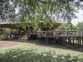 Baker's Lodge: Haupthaus in der Mittagssonne Baker's Lodge: Haupthaus in der Mittagssonne