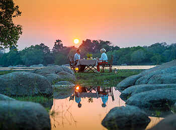 KaingU Safari Lodge: Romantisches Dinner zwischen Felsen am Fluss