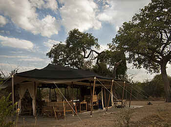 Kigelia Camp: Seitlich geöffnetes Hauptzelt Kigelia Camp: Seitlich geöffnetes Hauptzelt