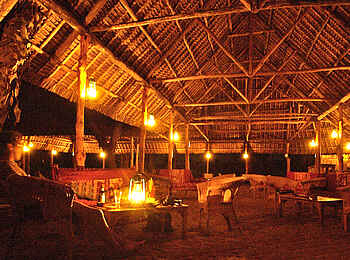 Lake Manze Camp: Lounge Nachts Lake Manze Camp: Lounge Nachts