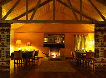 Lewa Safari Camp: Dinner am Kaminfeuer