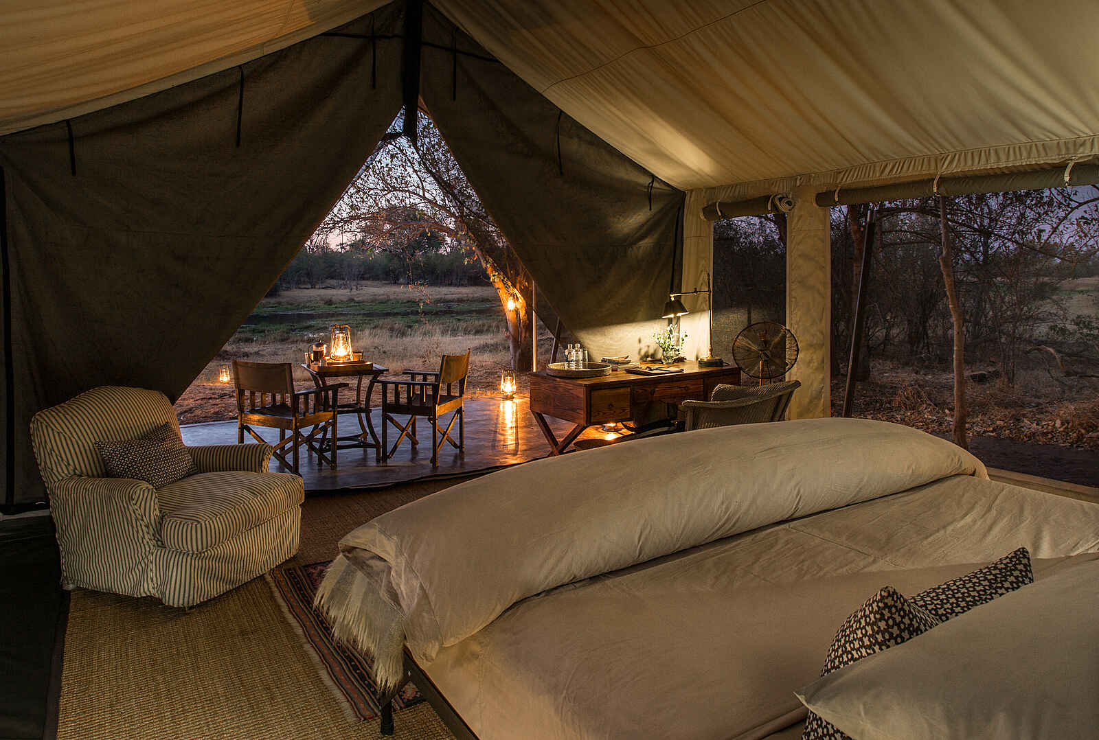 Little Machaba Camp: Geschmackvolle Inneneinrichtung eines Gästezeltes mit Blick ins Freie Little Machaba Camp: Geschmackvolle Inneneinrichtung eines Gästezeltes mit Blick ins Freie