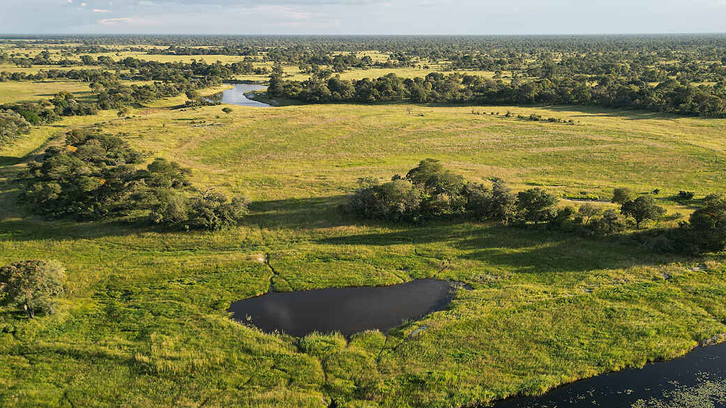 Luiana Plains Expedition Camp: Flußlandschaft aus der Vogelperspektive Luiana Plains Expedition Camp: Flußlandschaft aus der Vogelperspektive