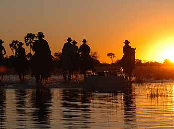 Macatoo Camp: Goldener Sonnenuntergang mit Sundowner
