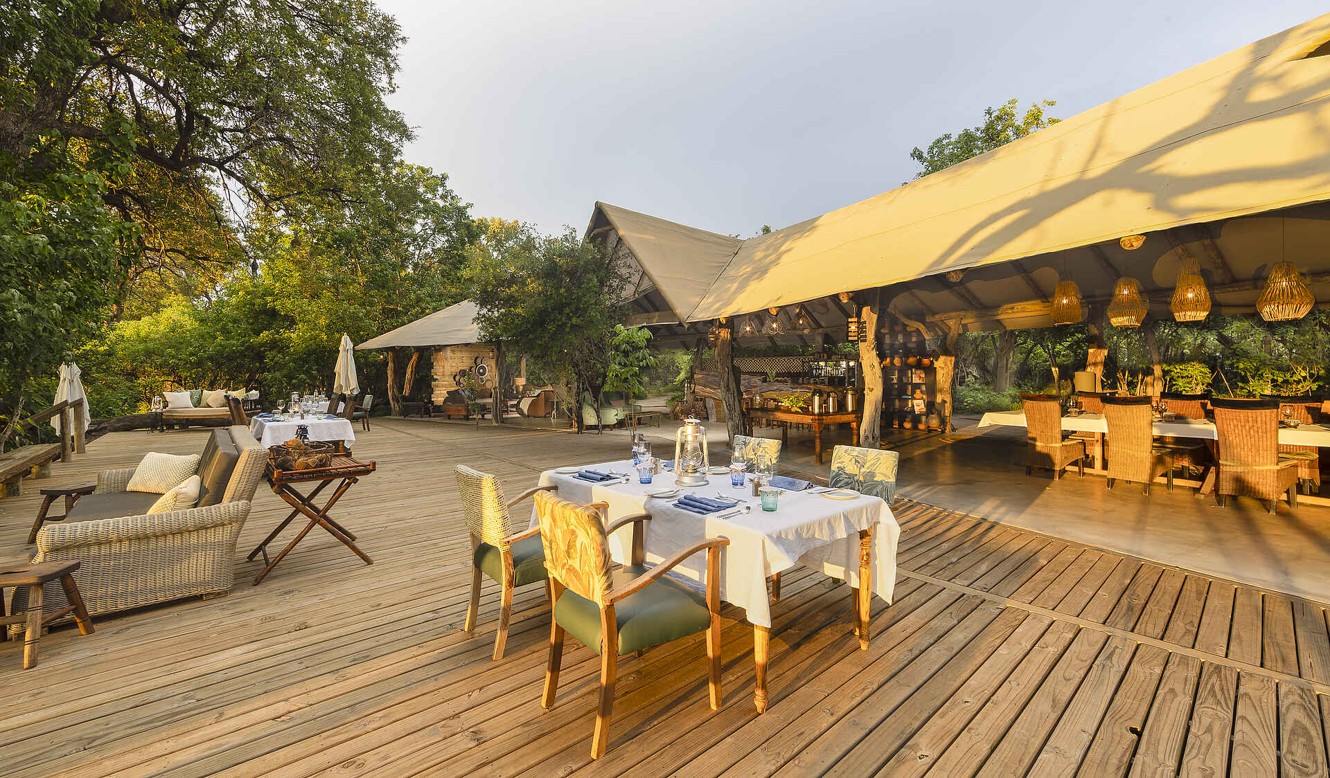 MmaTsebe Tented Camp: Speisebereich auf Terrasse MmaTsebe Tented Camp: Speisebereich auf Terrasse
