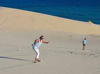 Morukuru Beach Lodge: Sand Boarding auf den Dünen Morukuru Beach Lodge: Sand Boarding auf den Dünen