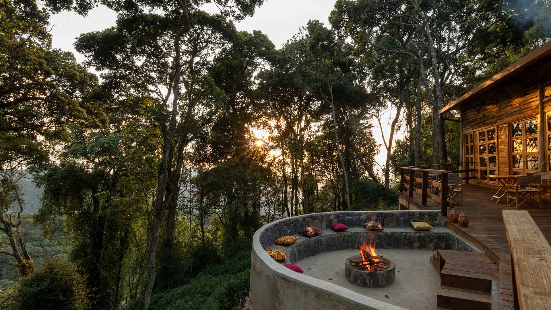 Munazi Lodge: Feuerstelle und Terrasse Munazi Lodge: Feuerstelle und Terrasse