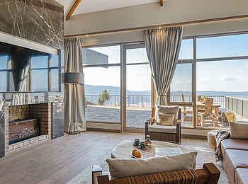 Ngorongoro Lodge Melia Collection: Wohnzimmer mit Kamin in der Royal Suite