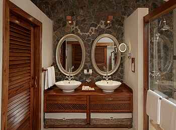 Ngorongoro O'ldeani Mountain Lodge: Bad mit Doppelwaschbecken