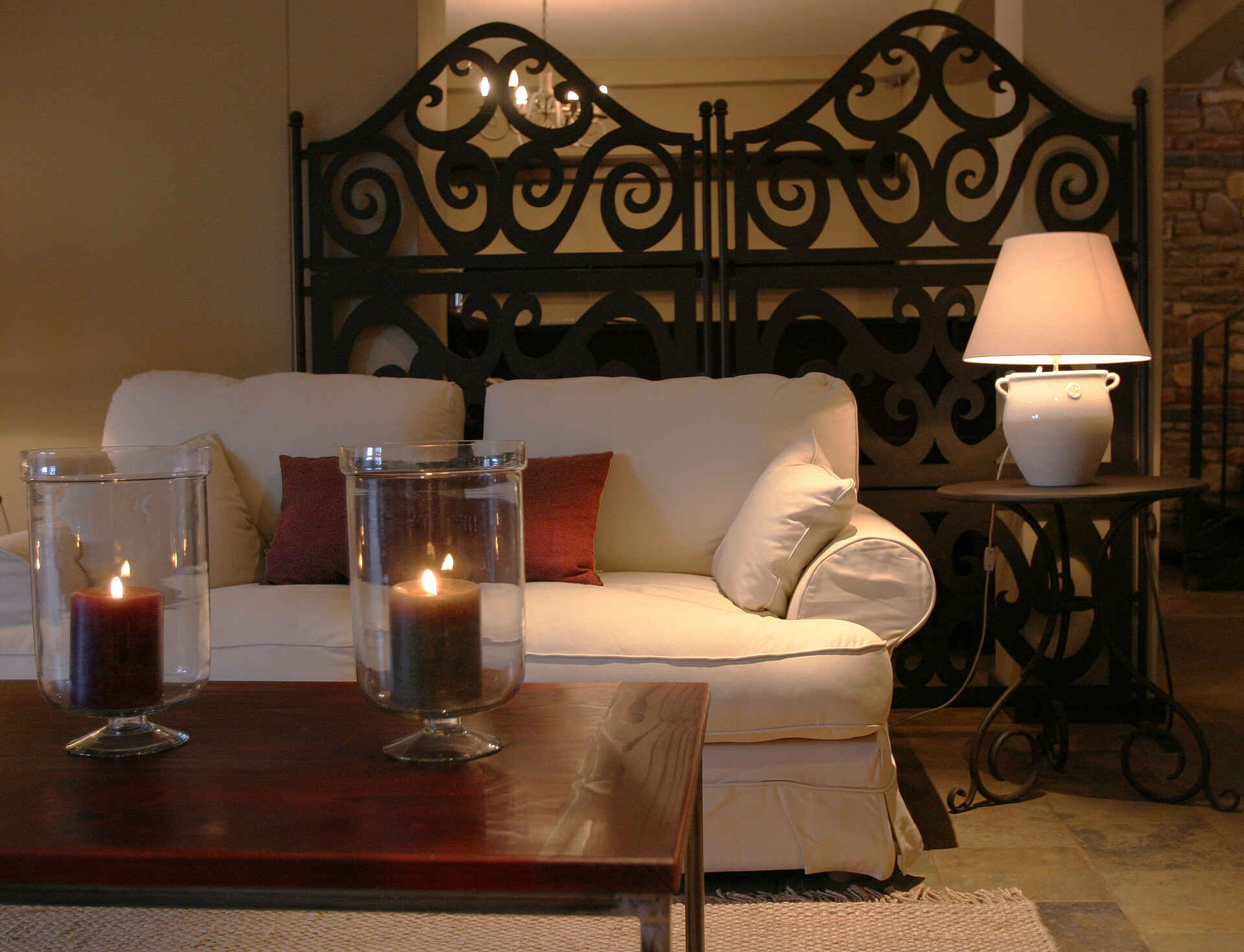 Olive Grove Guesthouse: Sofa in der Lounge Big Sky Lodges, Hauptstadtunterkunft, Olive Grove Guesthouse, Kerzen, Lounge, Sofa, afrikarma, afrikarma Safaris, afrikarma.de