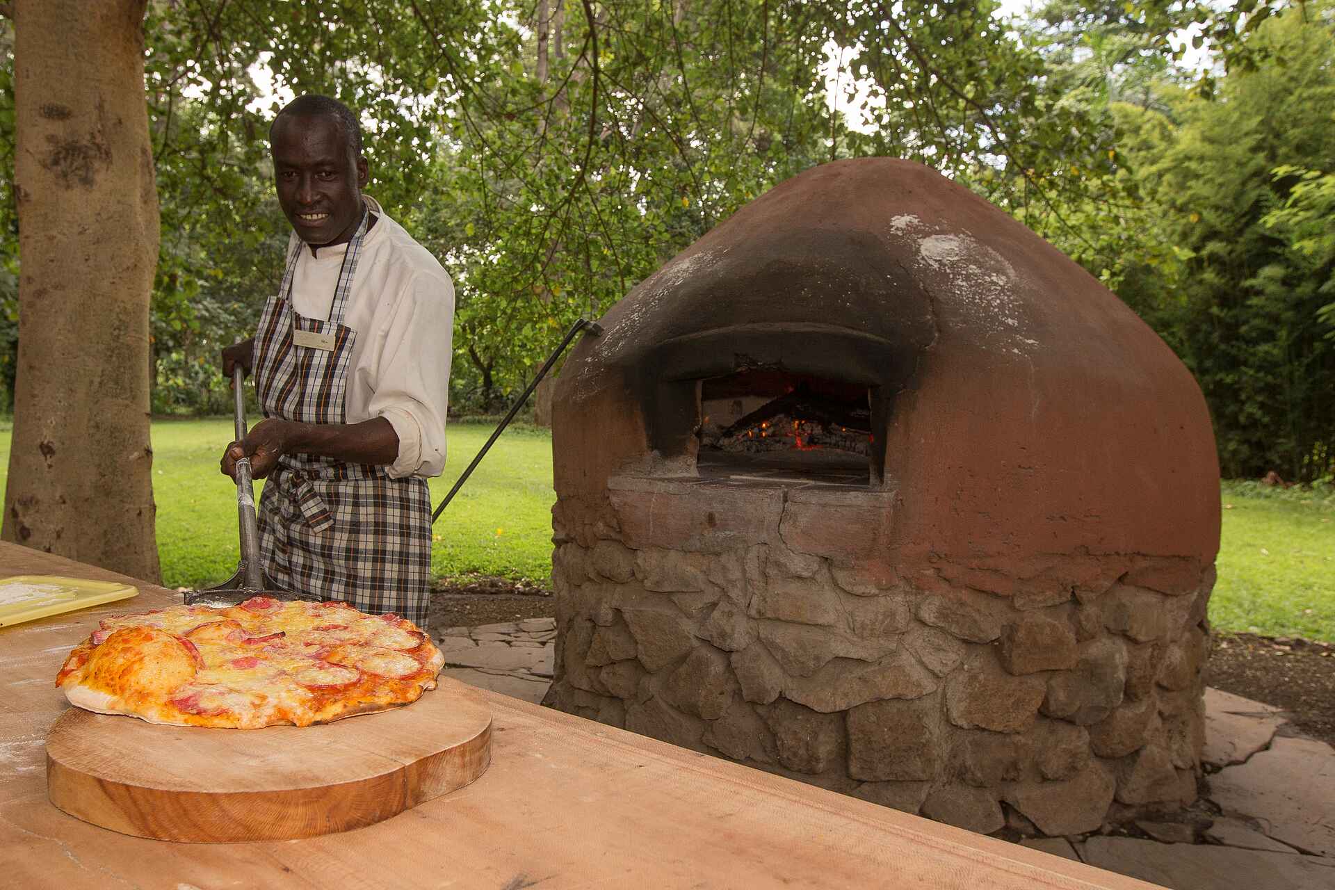 Arusha, Arusha Nationalpark, Rivertrees, Rivertrees Country Inn, Abendessen, Ambient, Design, Essen, Holzofen, Ofen, Personal, Afrikarma, Afrikarma Safaris, Afrikarma Safaris - Wildnis. Hautnah., afrikarma.de