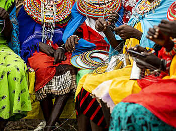 Segera Retreat: Frauen binden Perlen