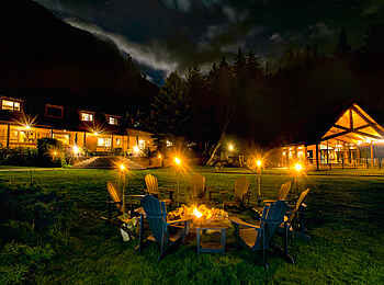 Tweedsmuir Park Lodge: Lagerfeuer in der Nacht