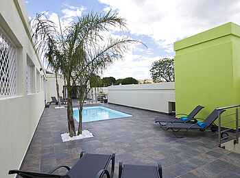 Galton House: Innenhof mit Pool