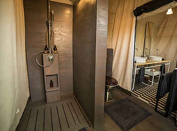 Gomoti Plains Camp: Gästezelt Innendusch