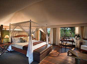 Kanga Expeditions: Doppelbett mit Moskitonetz