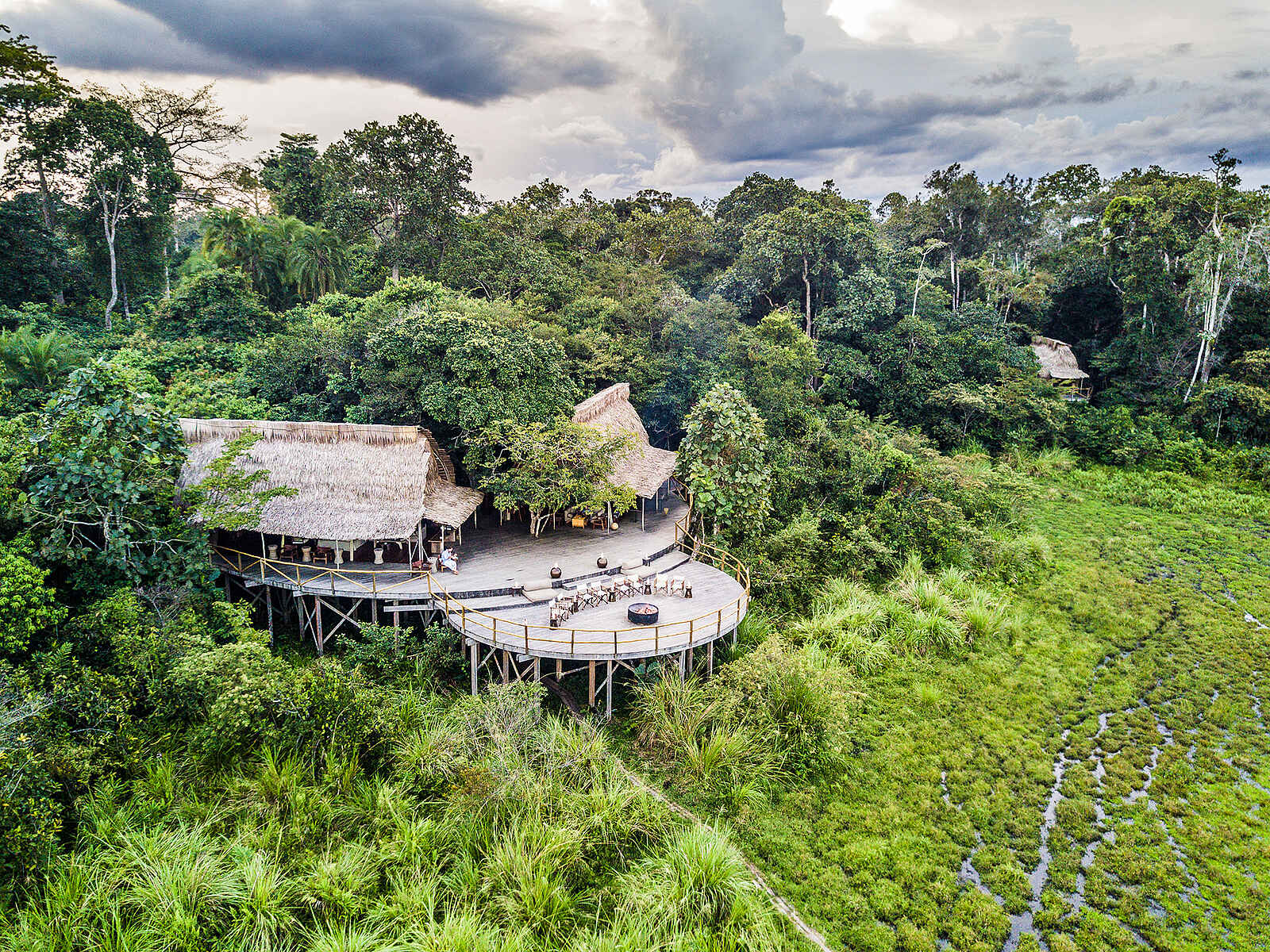 Lango Camp: Luftbild der Hauptlodge mit Viewing Deck Lango Camp: Luftbild der Hauptlodge mit Viewing Deck