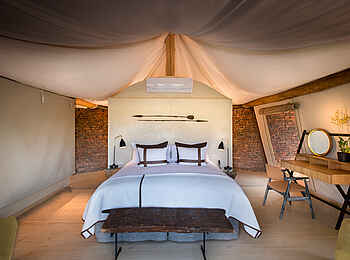 Marataba Safari Lodge: Blick ins Schlafzimmer mit Vorhang vor dem Bad