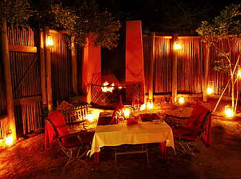 Thanda Safari Lodge: Boma Dinner mit Laternenbeleuchtung Thanda Safari Lodge: Boma Dinner mit Laternenbeleuchtung
