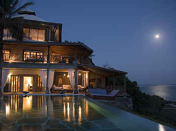 Alfajiri Villas: Cliff Villa nachts