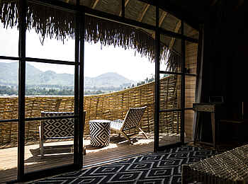 Bisate Lodge: Blick vom Bett auf den Balkon und die Berge Bisate Lodge: Blick vom Bett auf den Balkon und die Berge