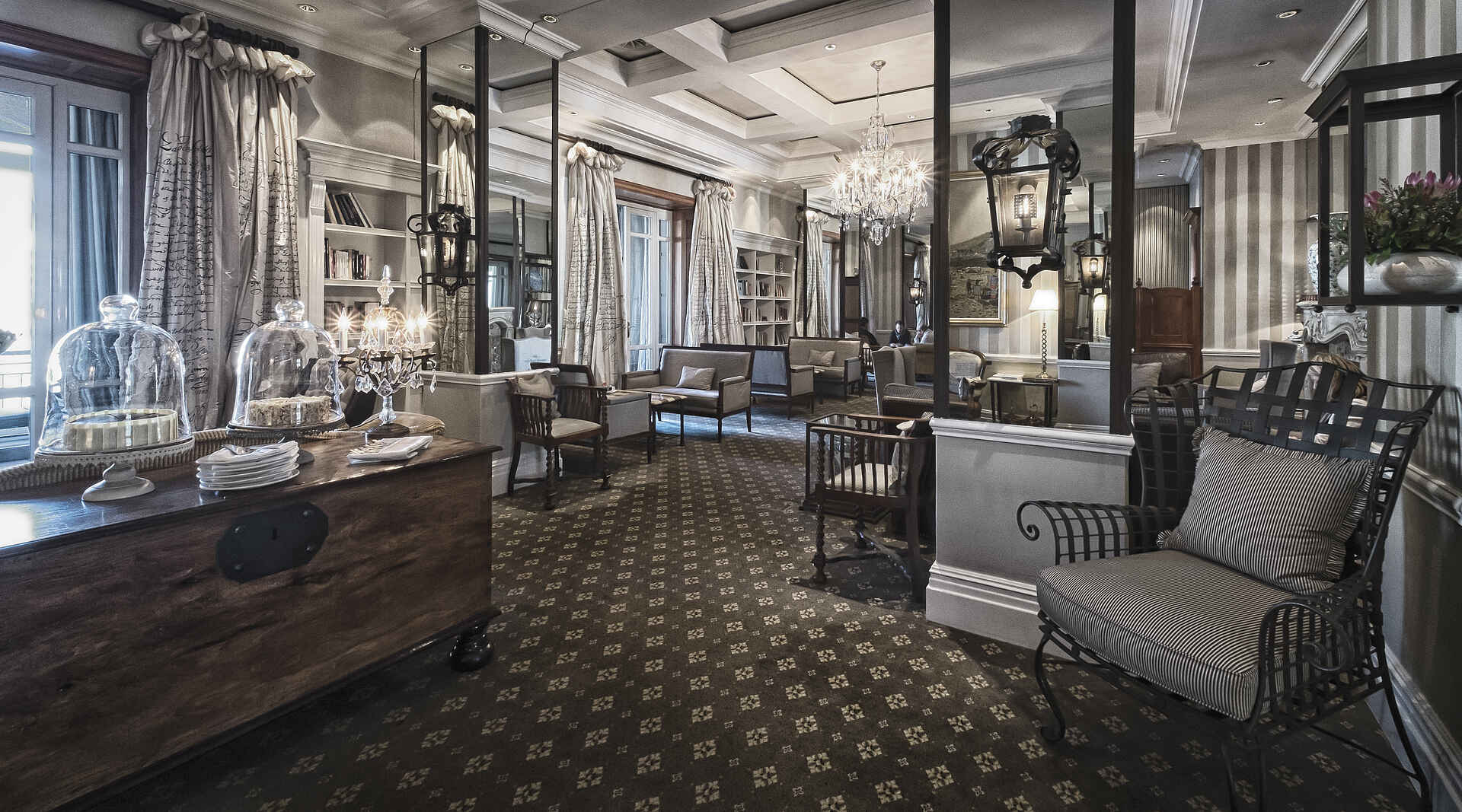 Cape Grace Hotel, Cape Town, Kapstadt, Victoria & Alfred Waterfront, Bibliothek, Sessel, Afrikarma, Afrikarma Safaris, Afrikarma Safaris - Wildnis. Hautnah., Afrikarma.de, Meikles Ltd.