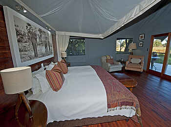 Chitabe Lediba: Das Doppelbett mit Blick auf die Veranda