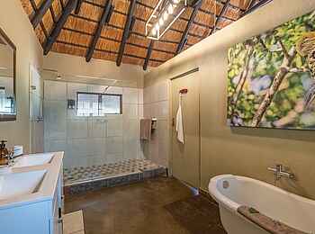 Kambaku Safari Lodge: Twin Chalet Bad Kambaku Safari Lodge: Twin Chalet Bad