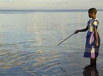 Kaya Mawa: Angelndes Mädchen am See