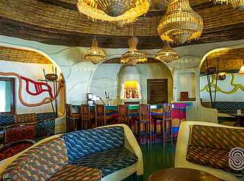 Lake Manyara Serena Lodge: Farbenfrohe Lounge und Bar