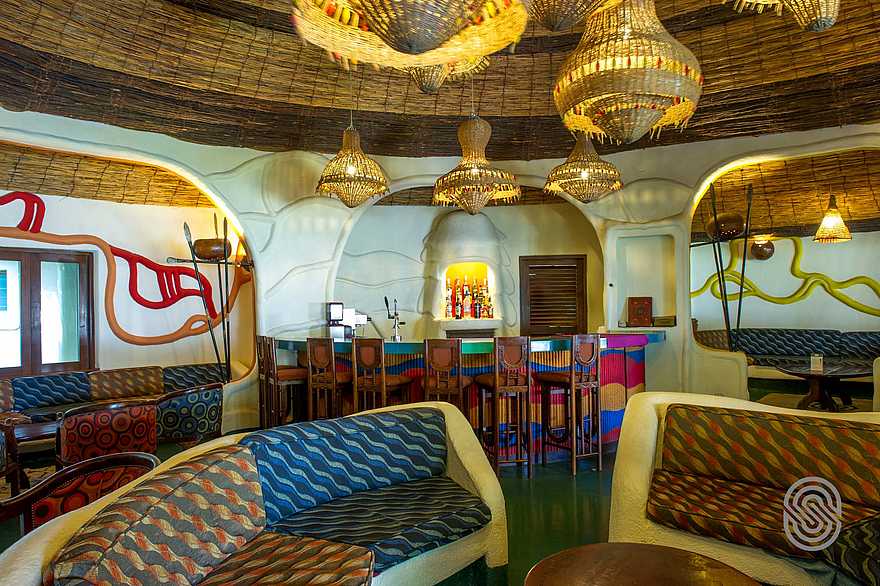 Lake Manyara Serena Lodge: Farbenfrohe Lounge und Bar Lake Manyara Serena Lodge: Farbenfrohe Lounge und Bar
