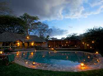 Lewa Safari Camp: Swimming Pool im Abendlicht