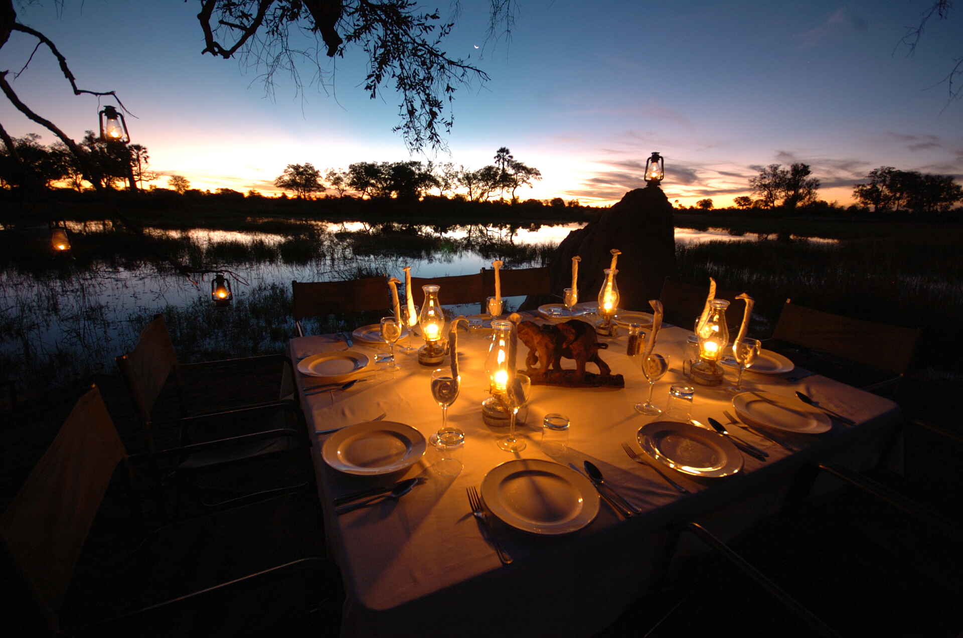 Africa, African Horseback Safaris, Afrika, Afrikanische Wildhunde, afrikarma, Binnendelta, Birding, Boma, Bootsfahrten, Botsuana, Botswana, Braunkehlreiher, Buchen, Buchung, ecological monitoring, Eco-Safari, Einbaum-Boote, environmental monitoring, Fischadler, Flusspferde, Horseback Riding, Information, Informationen, Flusspferd, Krokodil, Nilkrokodil, Nilpferd, Macatoo Camp, Afrikanischer Wildhund, Breitmaulnashorn, Mokoros, Nashorn, Pool, Reiten, Reit-Safari, Swimmingpool, Nachhaltigkeit, Nachtpirschfahrten, Okavango, Okavango Delta, Okavango Panhandle, Okavango River, Okavangobecken, Okavangodelta, Ökologisch, Pferde, Pirschfahrten, Ranwanalenaus, Reise, Reiseveranstalter, Reitsafari, Safari, Umweltüberwachungen, Urlaub, Vogelbeobachtungen, Vollpension, Wasserböcke, www.afrikarma.de, Ngamiland East, Abendstimmung, Ausstattung, central facilities, Dekoration, Dinner, Dinner-Tafel, Essen, Esstisch, Hauptbereich, Lampen, main area, Sonnenuntergang, Speisen, Wasser, Zentrale Einrichtungen, Big Five, Büffel, Elefant, Leopard, Löwe, Spitzmaulnashorn