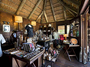 Nxabega Okavango Tented Camp: Souvenirs im Shop