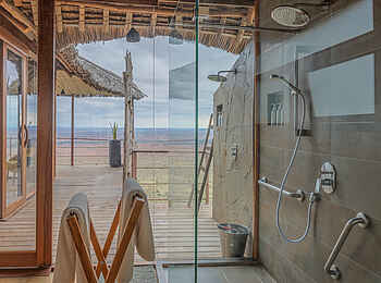 Soroi Lions Bluff Lodge: Innen- und Außendusche